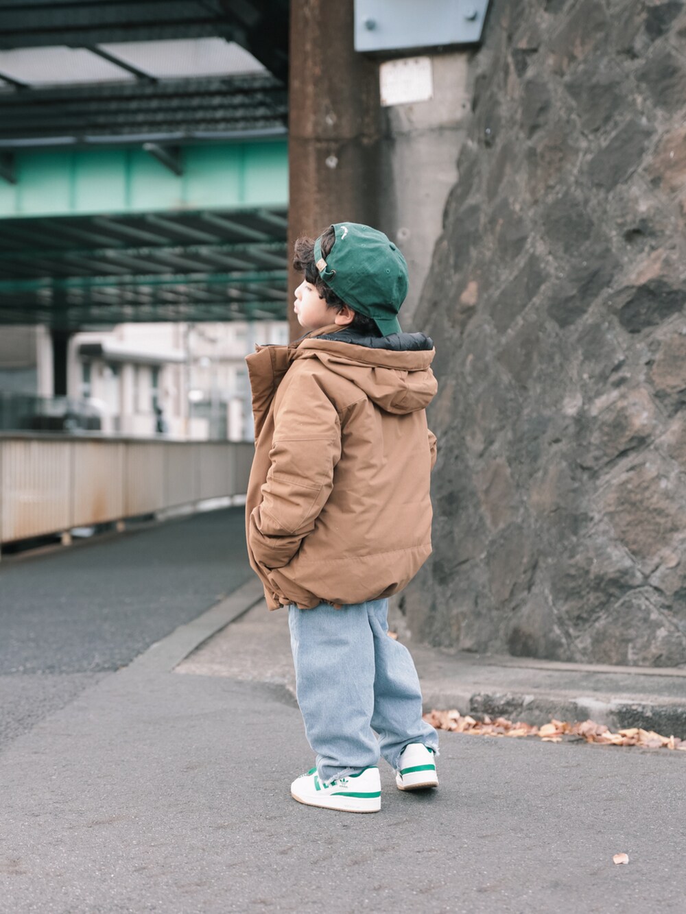 ブラウン系のその他アウター、グレー系のスウェット、ブルー系のデニムパンツを着用したキッズの冬コーディネートの2枚目の写真