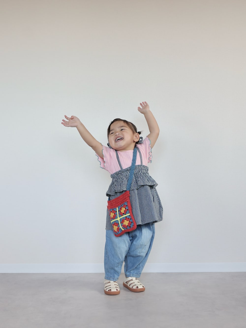 ピンク系のTシャツ/カットソー、その他のチュニック、ブルー系のその他パンツを着用したキッズの春コーディネートの5枚目の写真