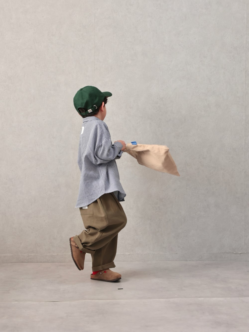 ブルー系のカバーオール、ブルー系のシャツ/ブラウス、グリーン系のパンツを着用したキッズの春コーディネートの5枚目の写真