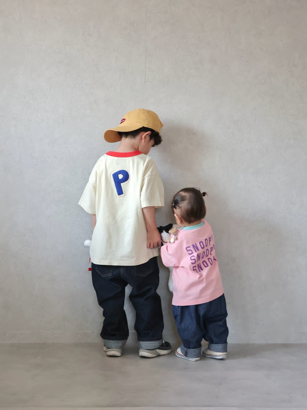 ホワイト系のTシャツ/カットソー、ピンク系のTシャツ/カットソー、ブルー系のデニムパンツを着用したキッズの春コーディネートの2枚目の写真