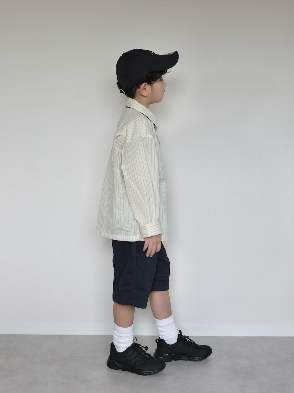 イエロー系のシャツ/ブラウス、ブラック系のスニーカー、ブルー系のパンツを着用したキッズの春コーディネートの2枚目の写真