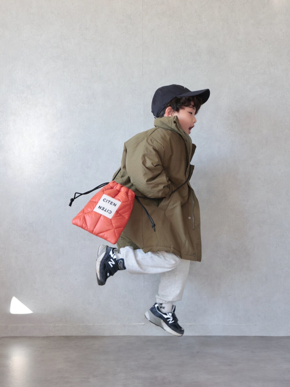 グリーン系のブルゾン、グレー系のスウェット、ブルー系のシャツ/ブラウスを着用したキッズの冬コーディネートの4枚目の写真