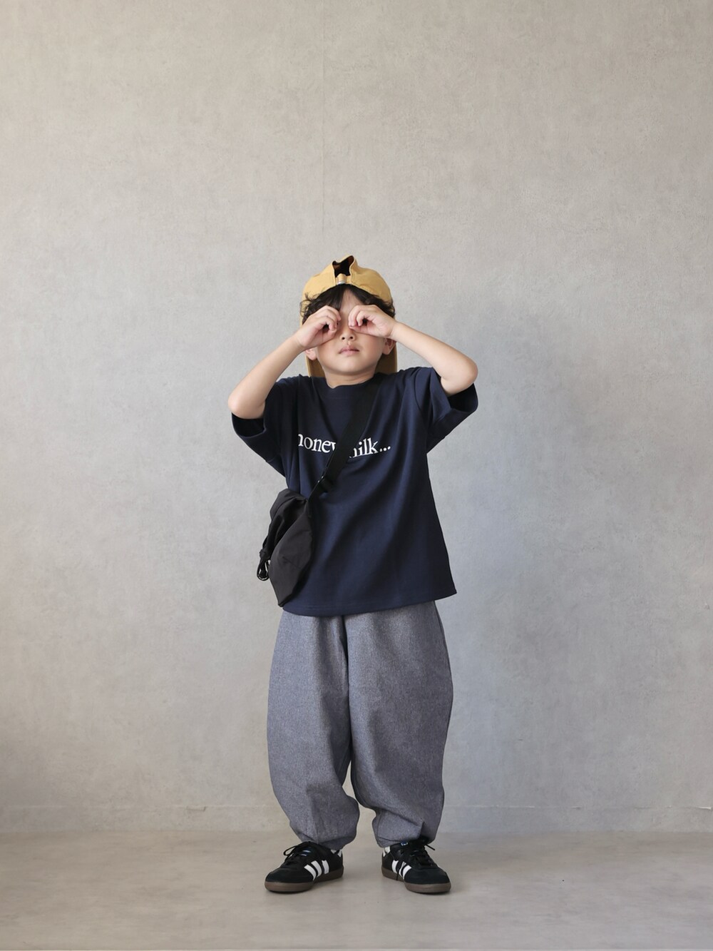 ブルー系のTシャツ/カットソー、グレー系のその他パンツ、ブラック系のスニーカーを着用したキッズの夏コーディネートの4枚目の写真
