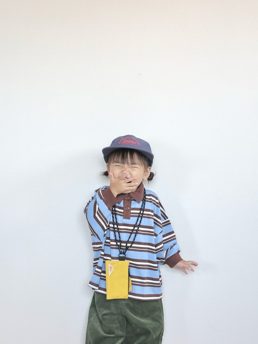 ベージュ系のスニーカー、グリーン系のパンツ、ブルー系のTシャツ/カットソーを着用したキッズの秋コーディネートの4枚目の写真