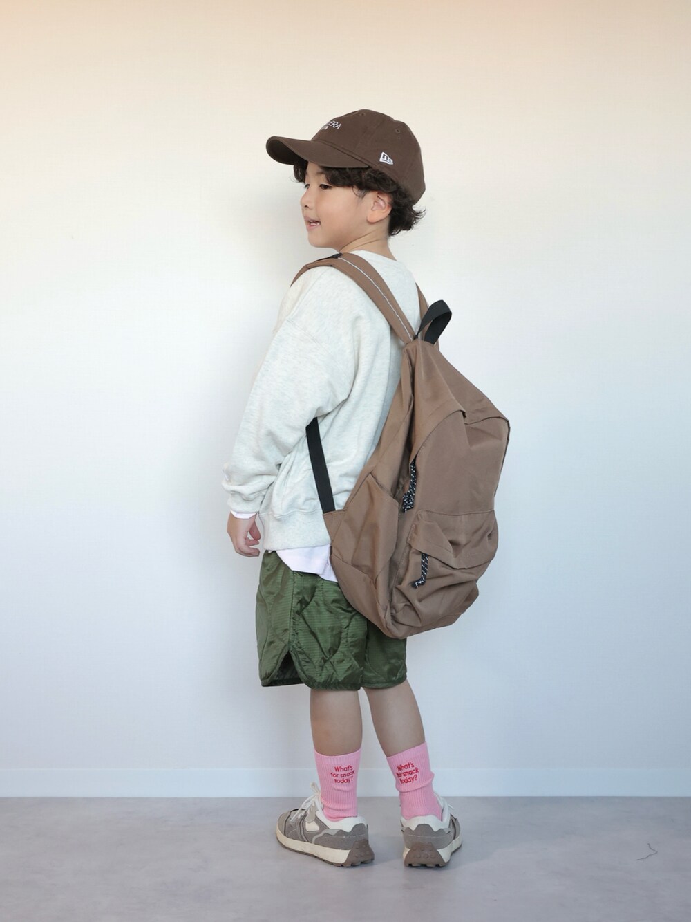 ブラウン系のスニーカー、ベージュ系のスウェット、ピンク系のTシャツ/カットソーを着用したキッズの秋コーディネートの2枚目の写真