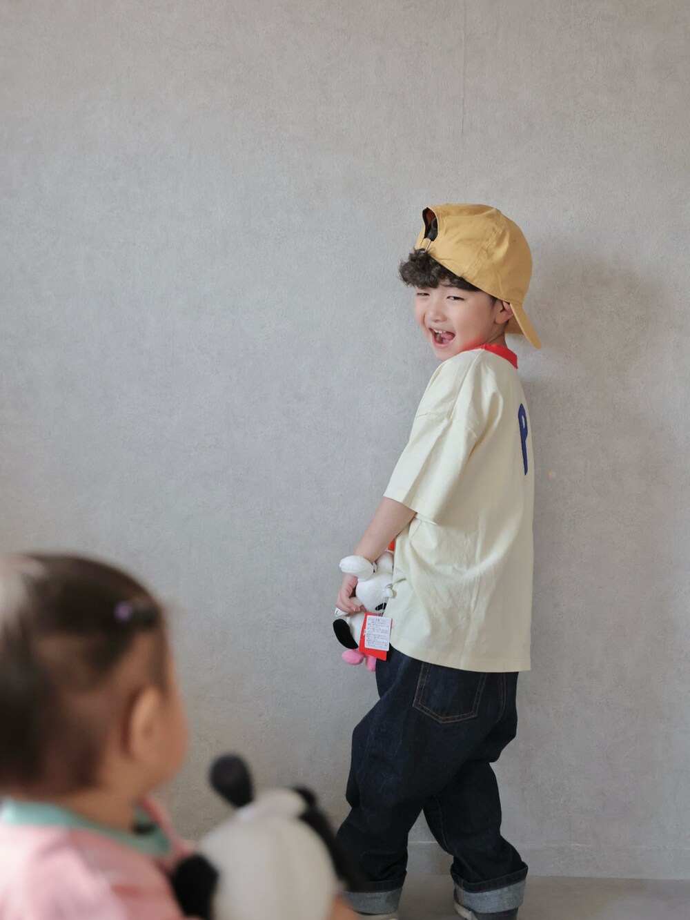 ホワイト系のTシャツ/カットソー、ピンク系のTシャツ/カットソー、ブルー系のデニムパンツを着用したキッズの春コーディネートの4枚目の写真