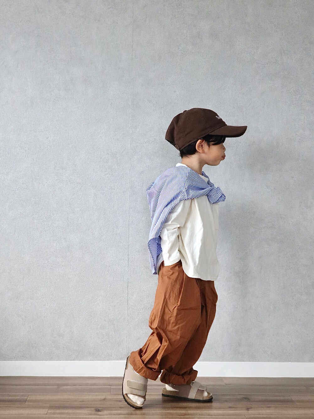 ブルー系のシャツ/ブラウス、ホワイト系のTシャツ/カットソー、イエロー系のその他パンツを着用したキッズの秋コーディネートの2枚目の写真