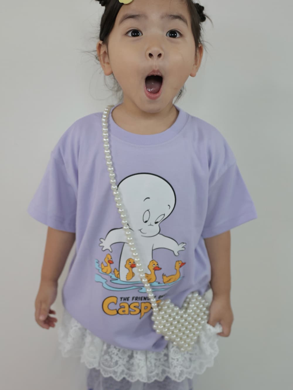 ブルー系のセットアップ、パープル系のTシャツ/カットソー、ベージュ系のサンダルを着用したキッズの夏コーディネートの5枚目の写真