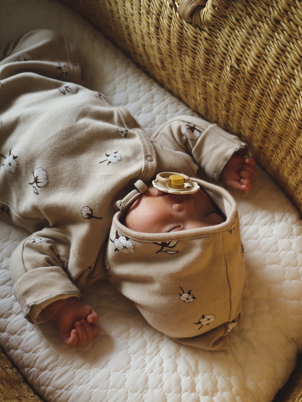 その他のニットキャップ/ビーニー、ベージュ系のロンパース、ホワイト系のその他ベビー用品を着用したキッズの春コーディネートの3枚目の写真