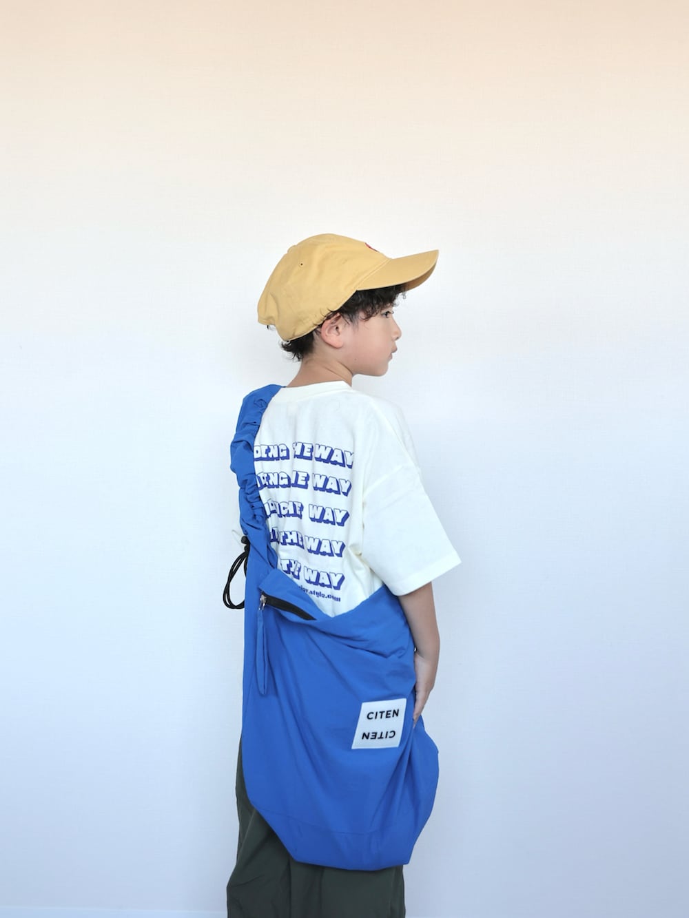 ホワイト系のTシャツ/カットソー、グリーン系のその他パンツ、ブルー系のショルダーバッグを着用したキッズの夏コーディネートの4枚目の写真