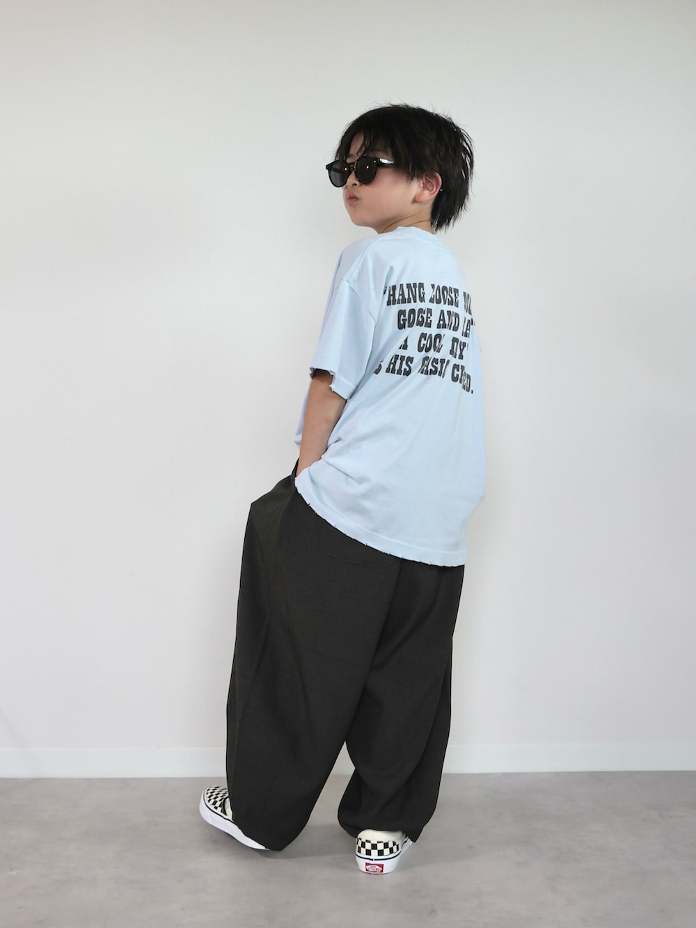 グレー系のその他パンツ、ブルー系のTシャツ/カットソー、ブラック系のスリッポンを着用したキッズの夏コーディネートの3枚目の写真