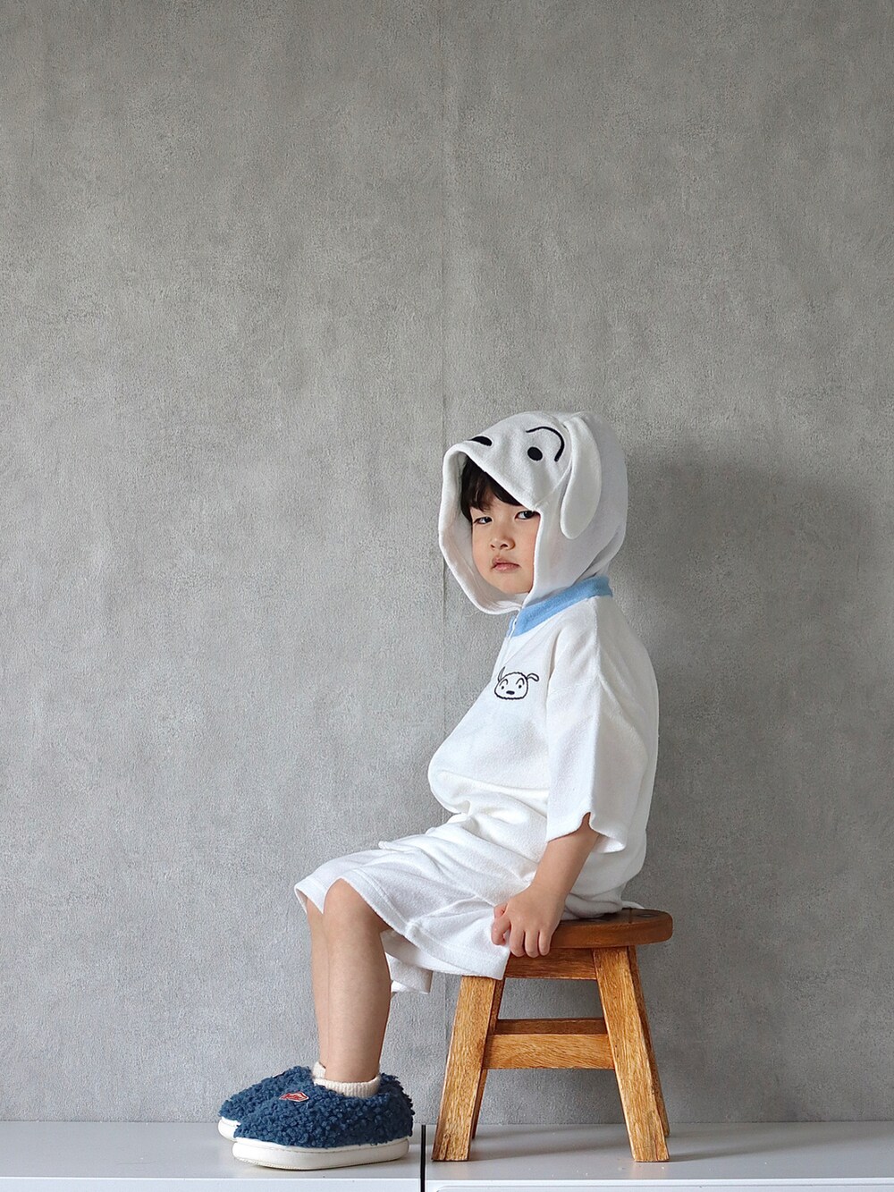 ホワイト系のルームウェア/パジャマ、オレンジ系の家具を着用したキッズの春コーディネートの4枚目の写真