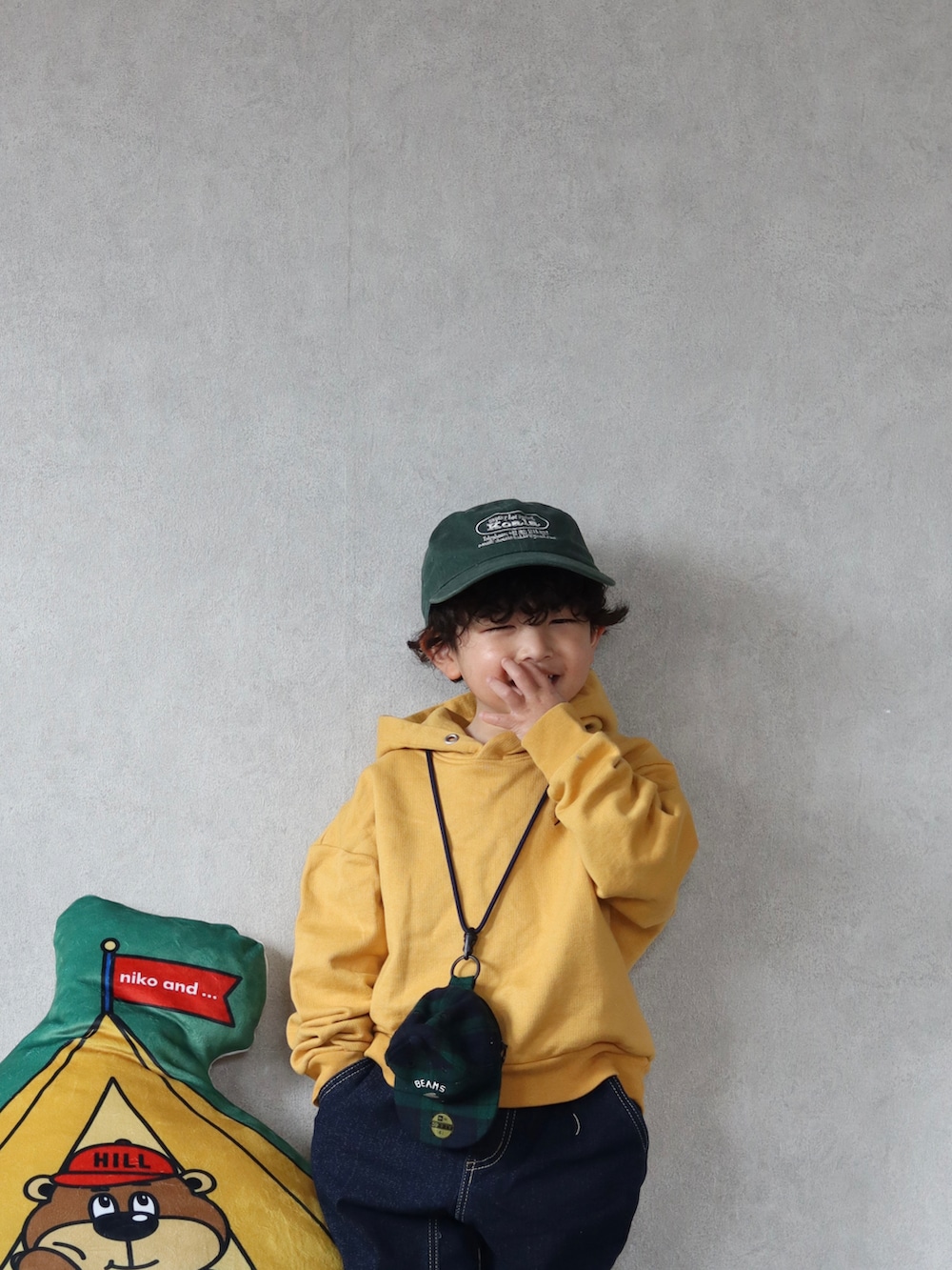 イエロー系のパーカー、ブルー系のデニムパンツ、レッド系のスニーカーを着用したキッズの春コーディネートの3枚目の写真