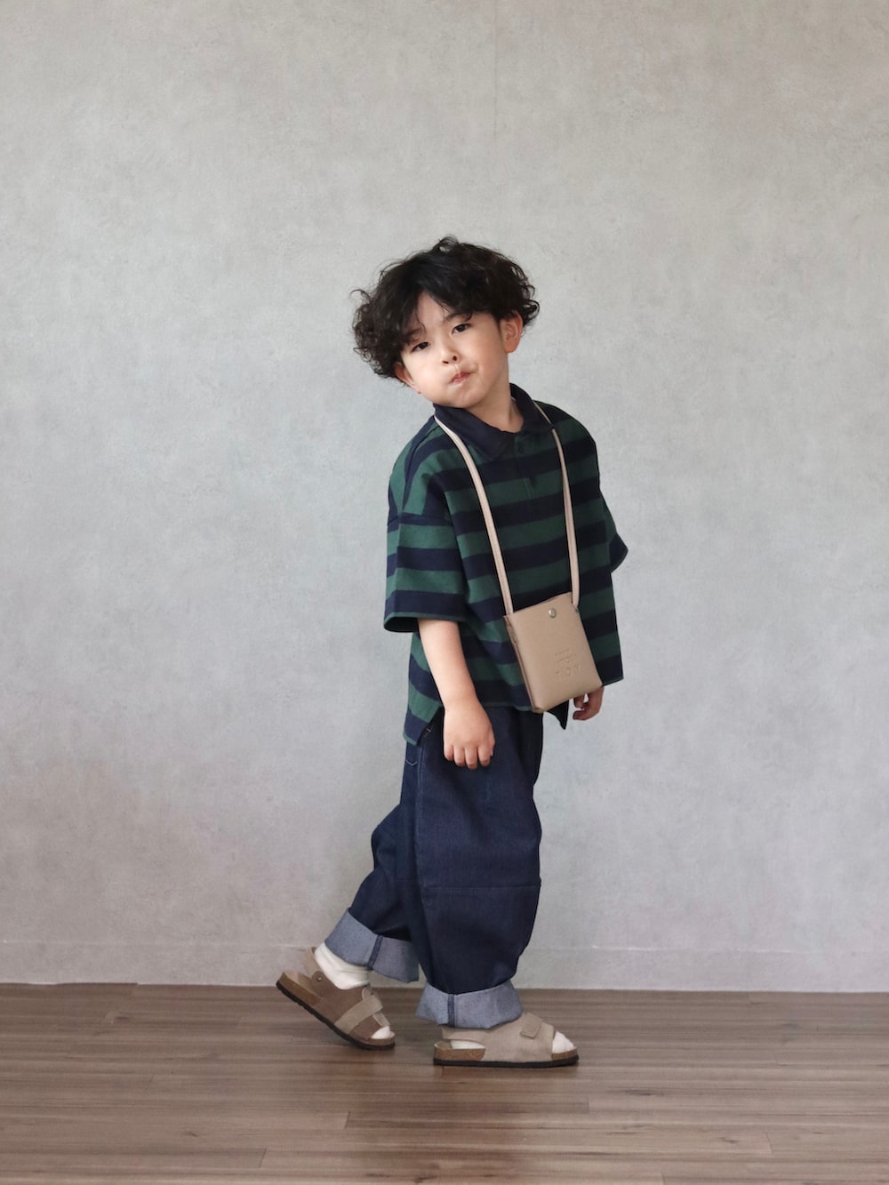 ブルー系のポロシャツ、ブルー系のその他パンツ、ベージュ系のショルダーバッグを着用したキッズの春コーディネートの4枚目の写真