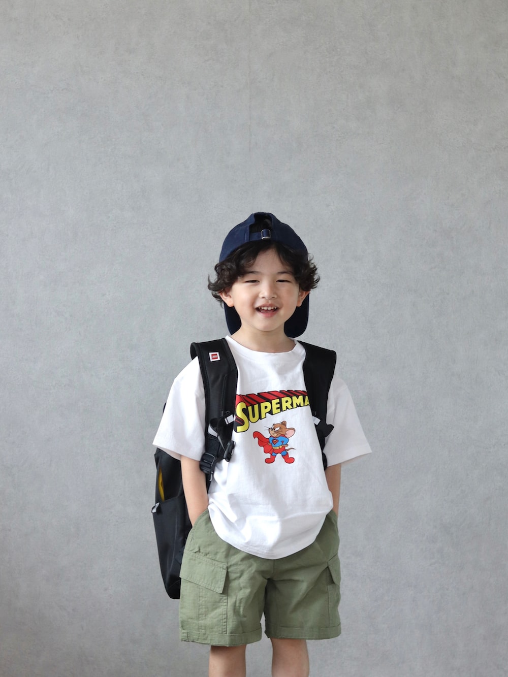 ホワイト系のTシャツ/カットソー、グリーン系のカーゴパンツ、オレンジ系のスニーカーを着用したキッズの夏コーディネートの2枚目の写真