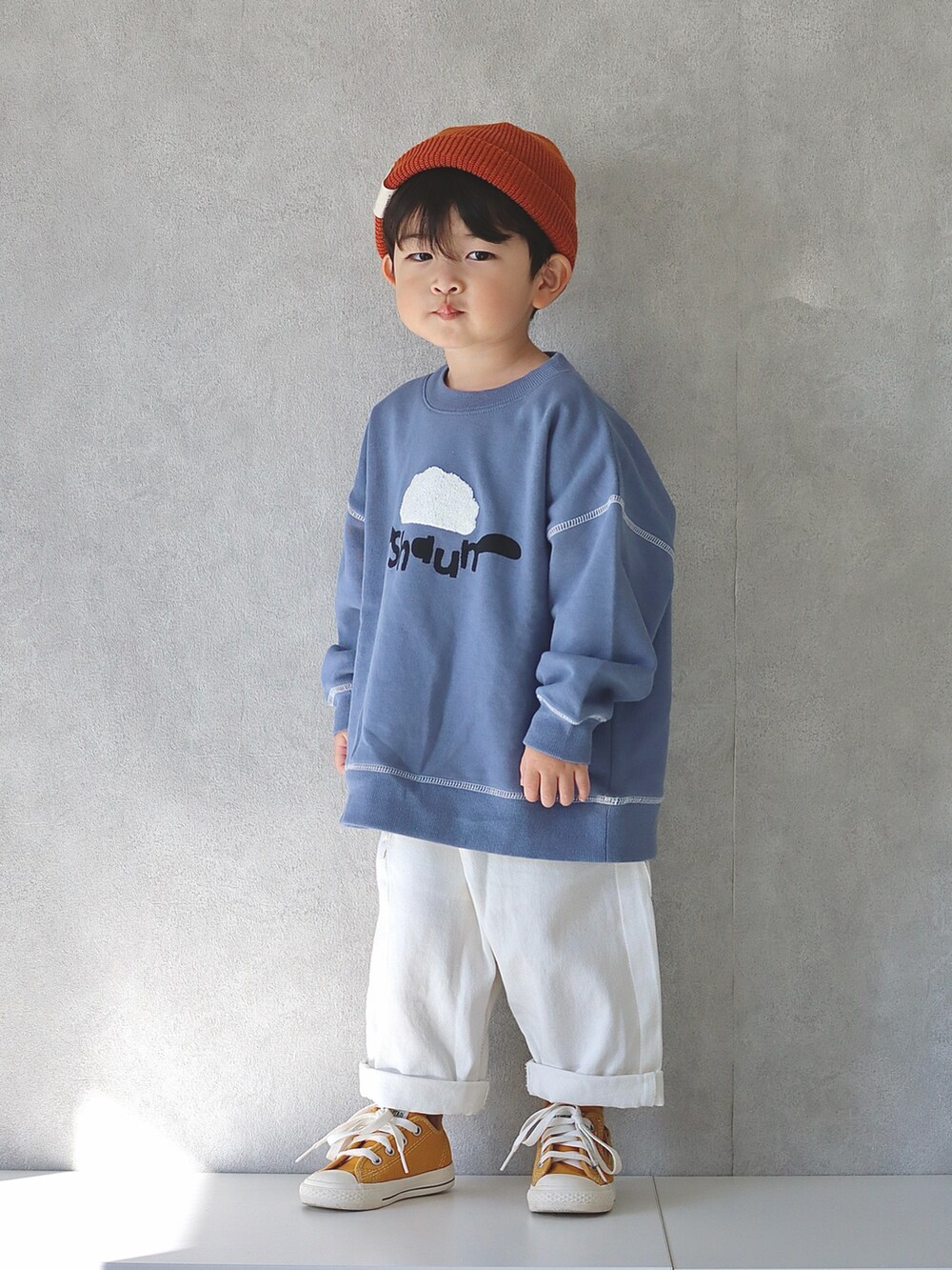 ホワイト系のデニムパンツ、イエロー系のスニーカー、ブルー系のTシャツ/カットソーを着用したキッズの冬コーディネートの3枚目の写真