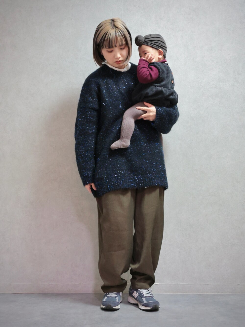 ブラック系のニット/セーター、グリーン系のスラックス、ブルー系のスニーカーを着用したキッズの冬コーディネートの4枚目の写真