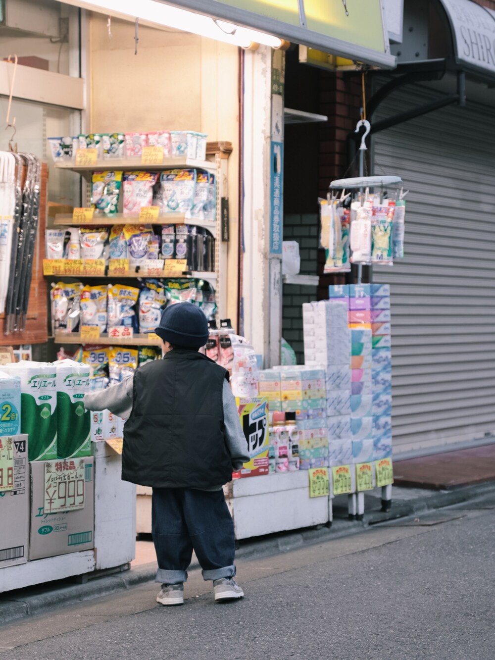 ブラック系のブルゾン、グレー系のスウェット、ホワイト系のTシャツ/カットソーを着用したキッズの秋コーディネートの4枚目の写真