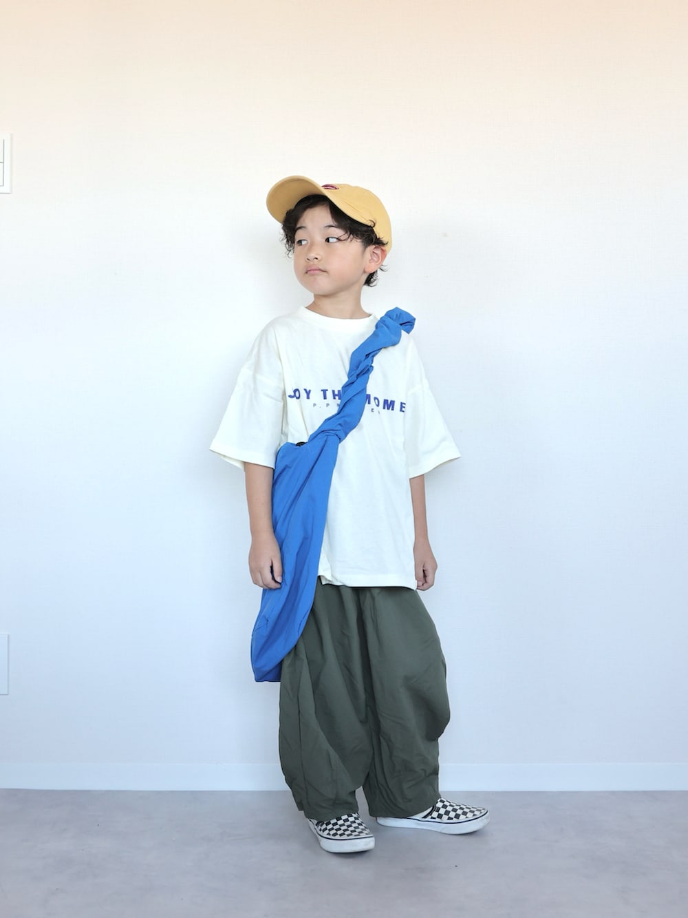 ホワイト系のTシャツ/カットソー、グリーン系のその他パンツ、ブルー系のショルダーバッグを着用したキッズの夏コーディネートの3枚目の写真