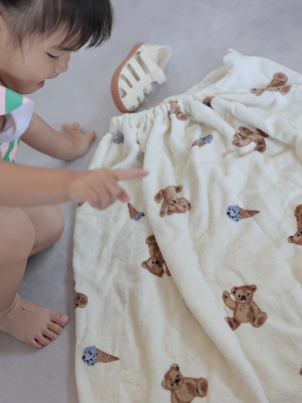 ホワイト系のサンダル、その他の水着、ホワイト系のスイムグッズを着用したキッズの夏コーディネートの4枚目の写真