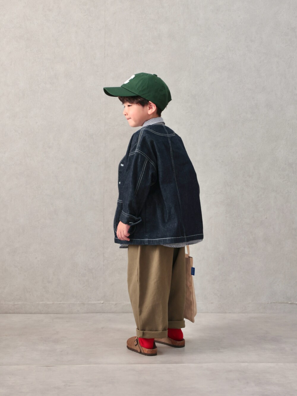 ブルー系のカバーオール、ブルー系のシャツ/ブラウス、グリーン系のパンツを着用したキッズの春コーディネートの3枚目の写真