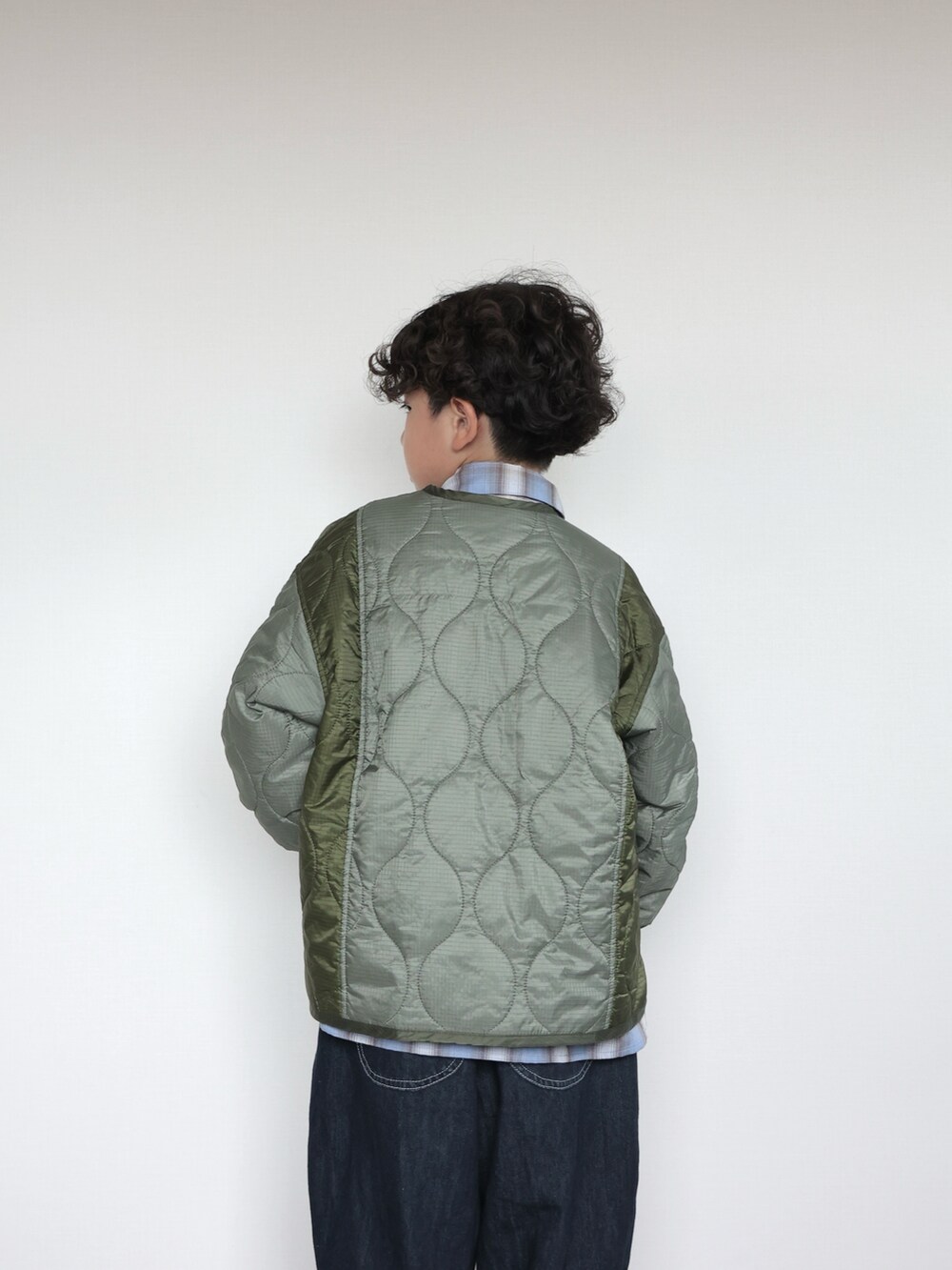 ブルー系のシャツ/ブラウス、グリーン系のブルゾン、ブラウン系のバックパック/リュックを着用したキッズの秋コーディネートの5枚目の写真