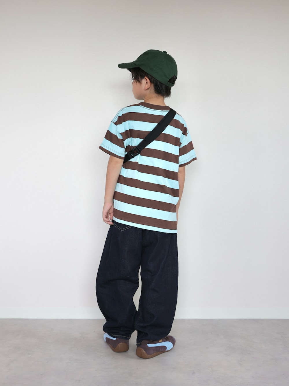 ブルー系のTシャツ/カットソー、ブルー系のパンツ、ブルー系のボディバッグ/ウエストポーチを着用したキッズの夏コーディネートの3枚目の写真