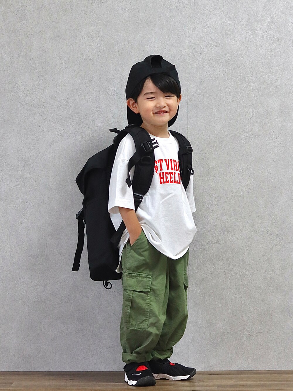 ホワイト系のTシャツ/カットソー、グリーン系のカーゴパンツ、ブラック系のスニーカーを着用したキッズの夏コーディネートの4枚目の写真