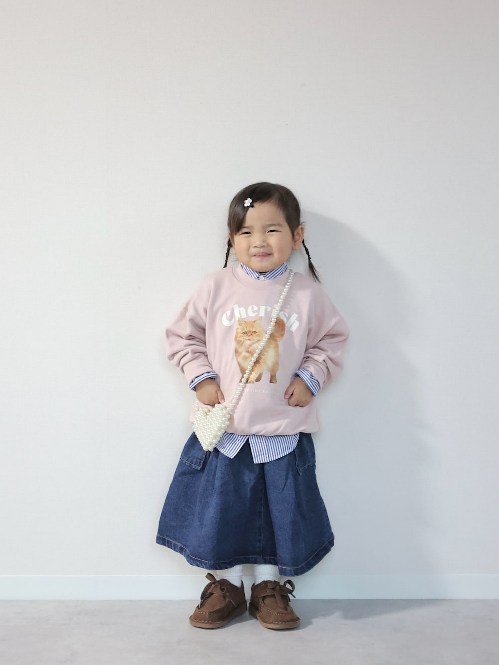 その他のスウェット、ブルー系のスカート、ブラウン系のモカシン/デッキシューズを着用したキッズの秋コーディネートの5枚目の写真