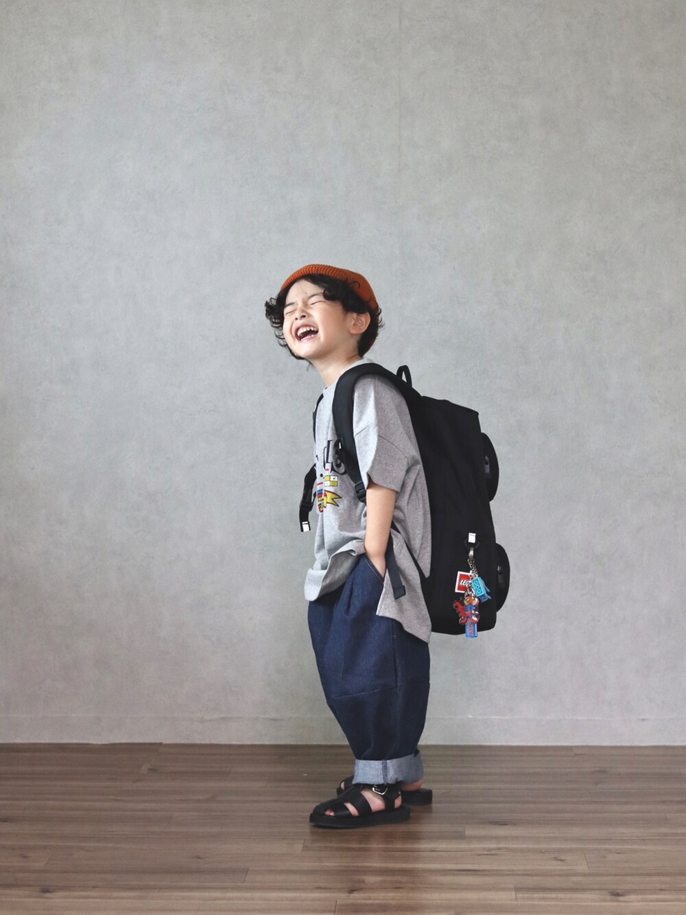 グレー系のTシャツ/カットソー、ブルー系のその他パンツ、ブラック系のサンダルを着用したキッズの夏コーディネートの4枚目の写真