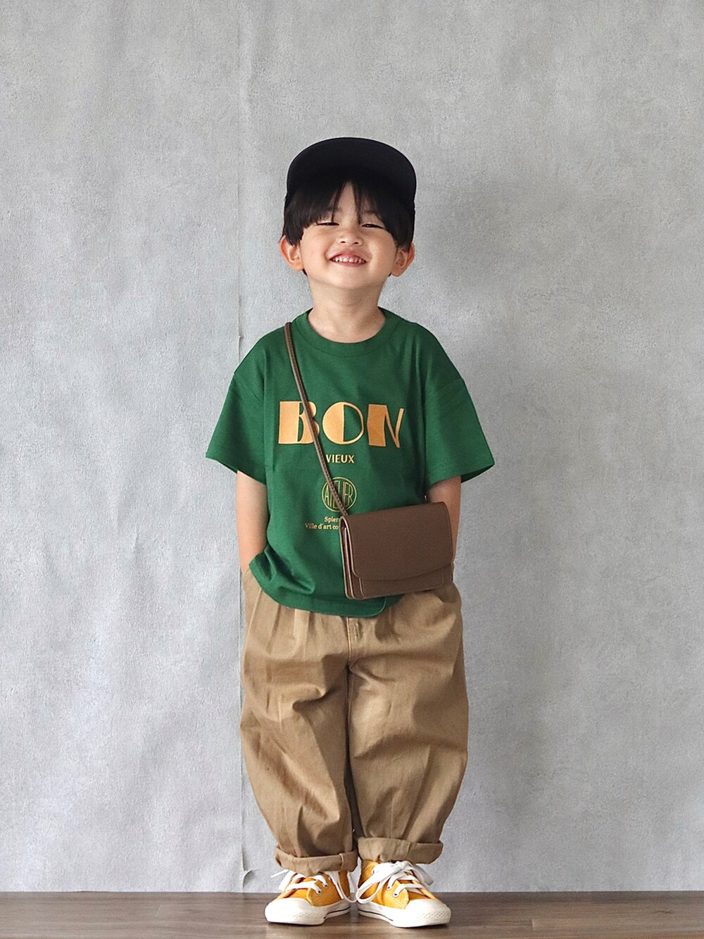 グリーン系のTシャツ/カットソー、ベージュ系のその他パンツ、イエロー系のスニーカーを着用したキッズの夏コーディネートの4枚目の写真