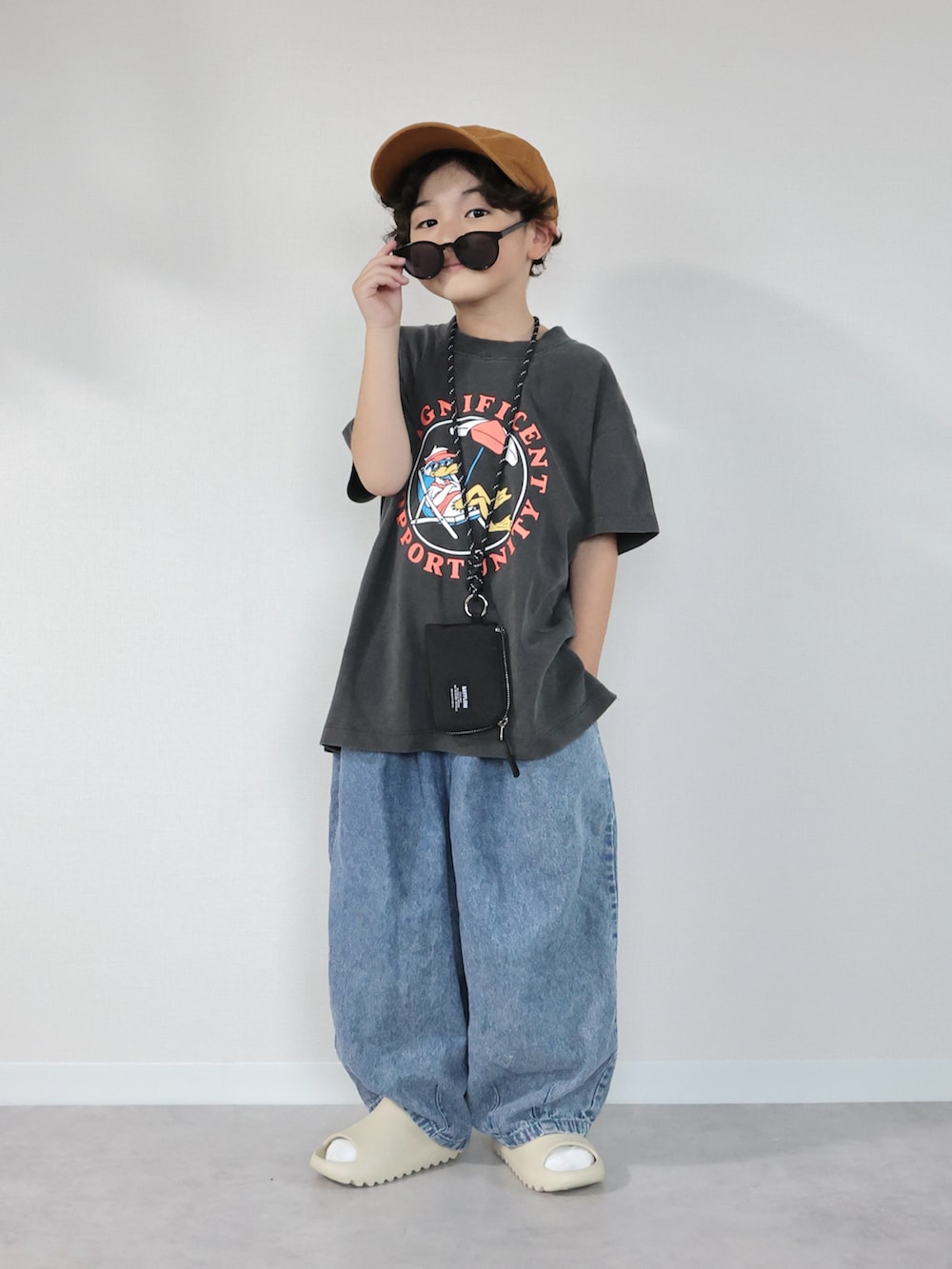 グレー系のTシャツ/カットソー、ブルー系のデニムパンツ、ベージュ系のサンダルを着用したキッズの夏コーディネートの3枚目の写真