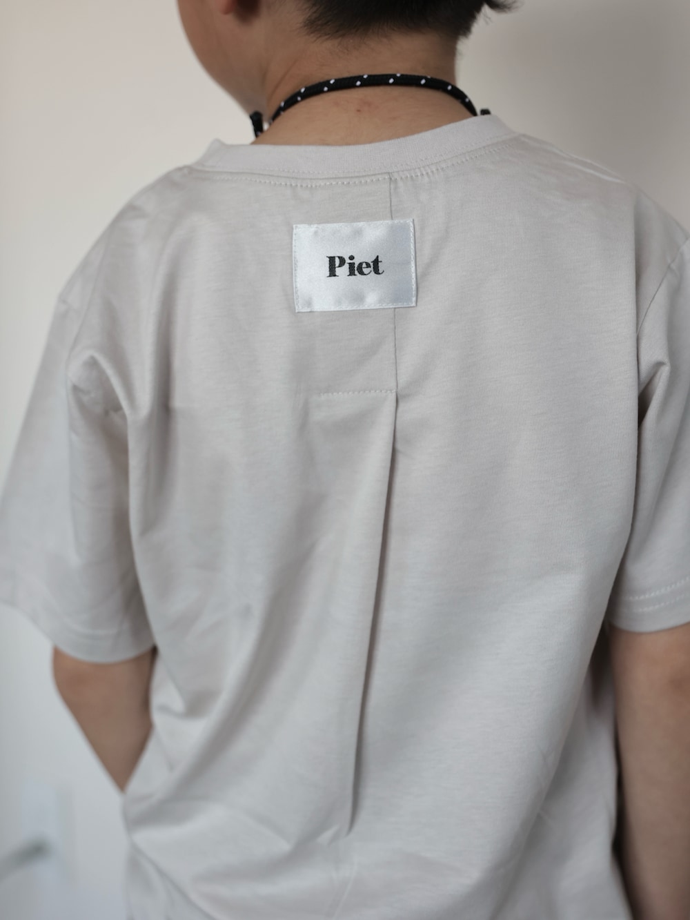 グレー系のTシャツ/カットソー、ブラック系のデニムパンツ、ベージュ系のサンダルを着用したキッズの春コーディネートの4枚目の写真