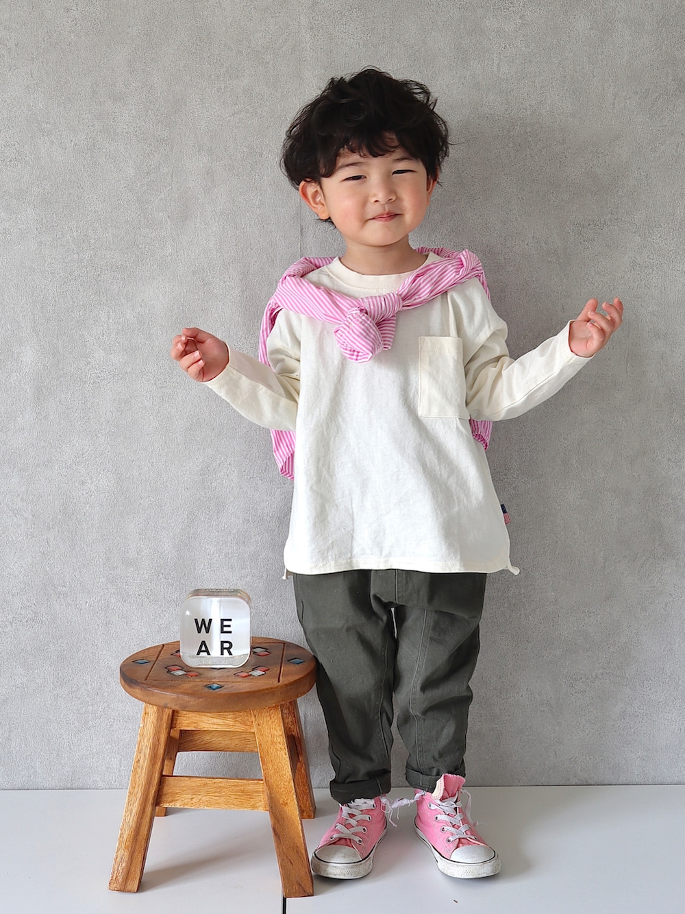 ホワイト系のTシャツ/カットソー、ピンク系のシャツ/ブラウス、グリーン系のその他パンツを着用したキッズの春コーディネートの3枚目の写真