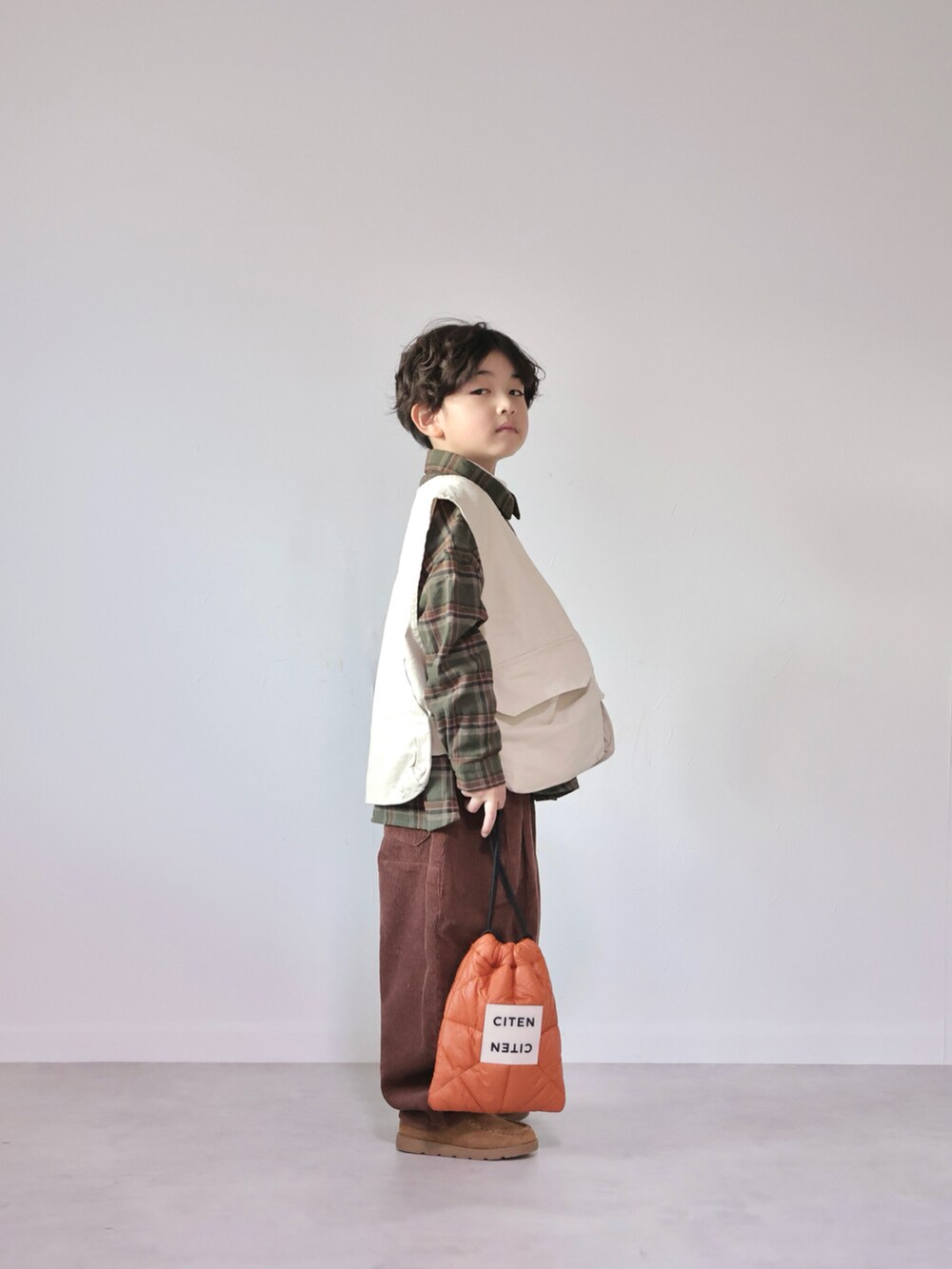 グリーン系のシャツ/ブラウス、ホワイト系のベスト、ホワイト系のTシャツ/カットソーを着用したキッズの冬コーディネートの5枚目の写真