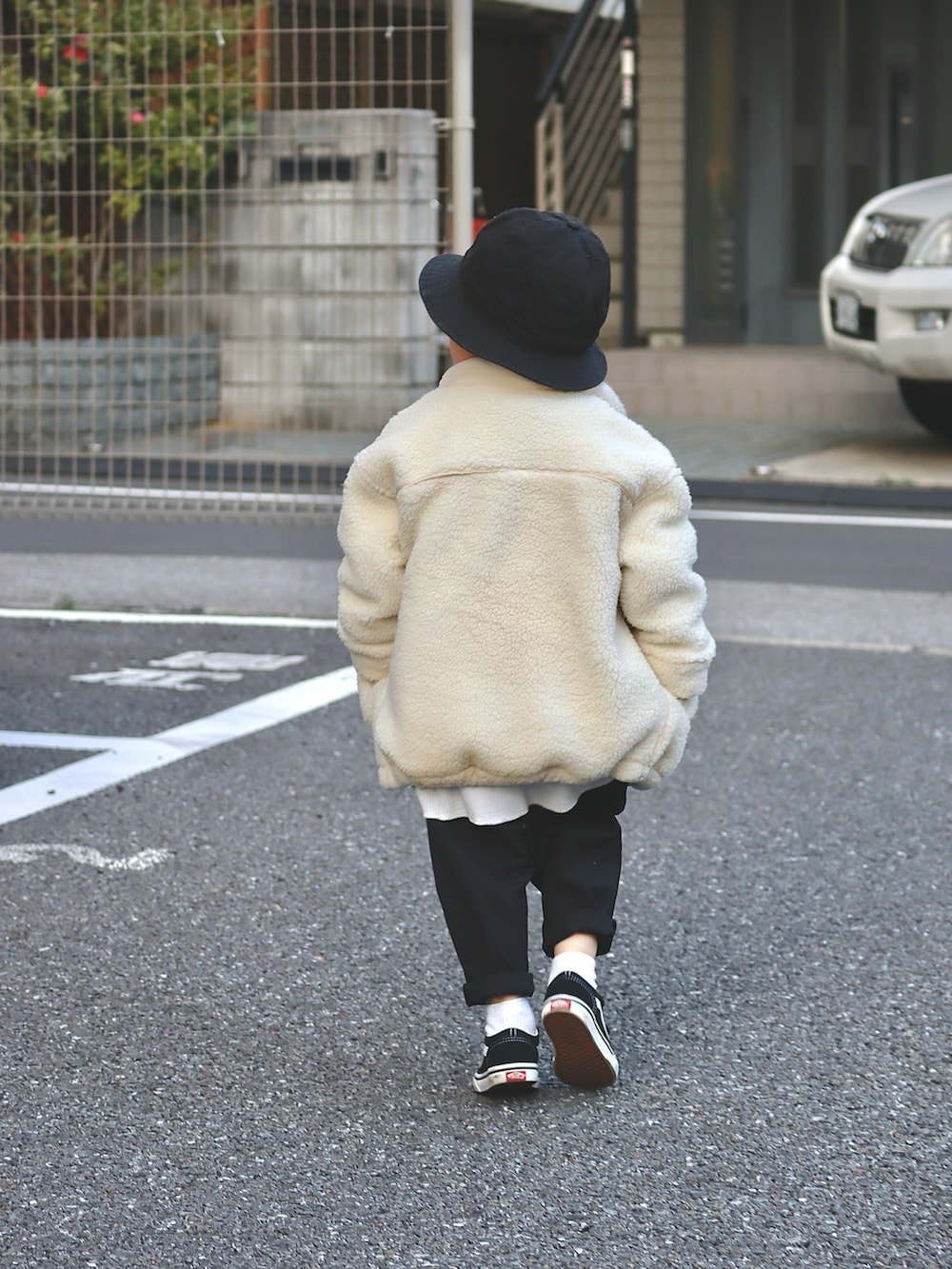 ホワイト系のブルゾン、グレー系のTシャツ/カットソー、ブラック系のその他パンツを着用したキッズの冬コーディネートの2枚目の写真