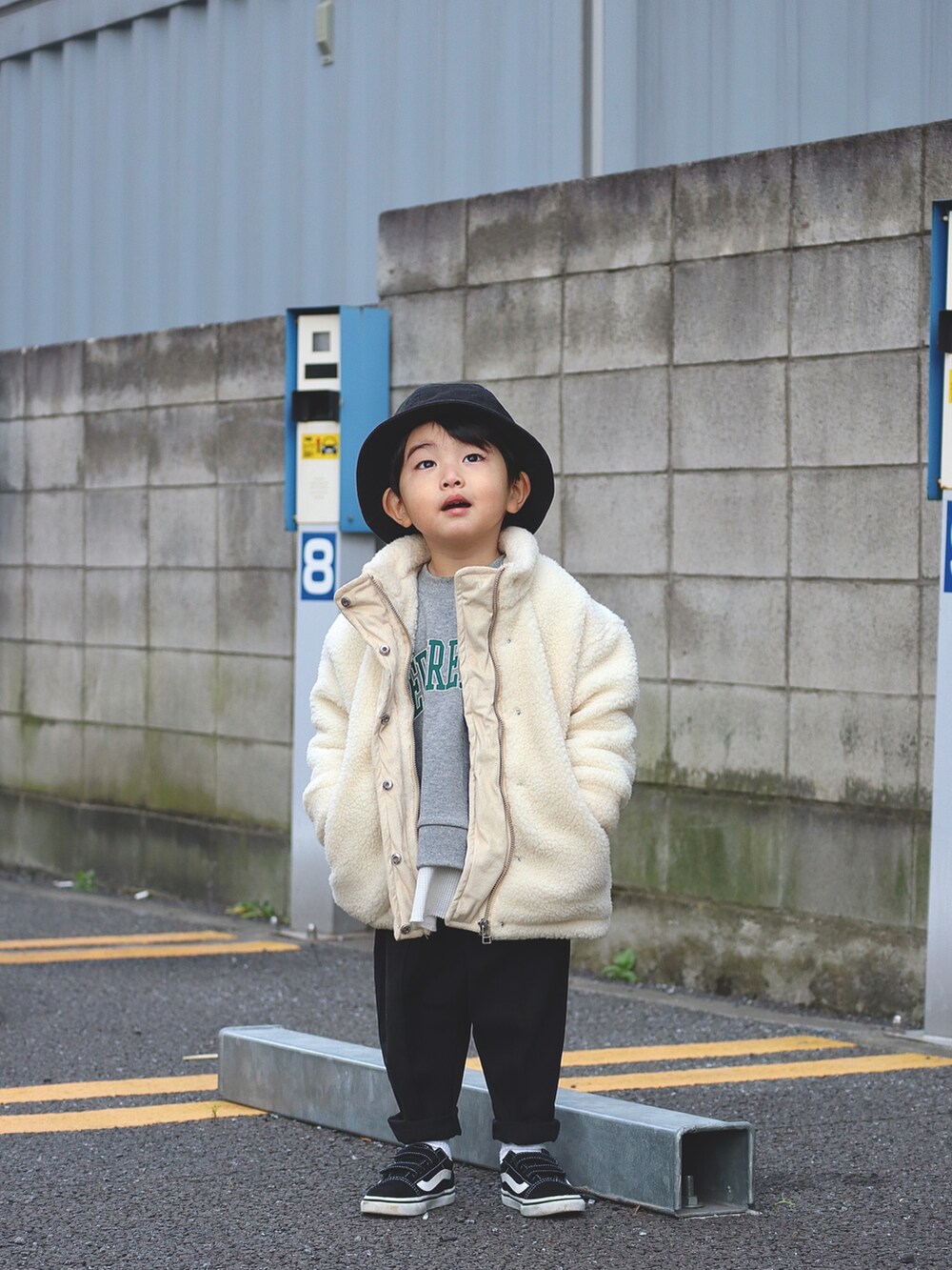 ホワイト系のブルゾン、グレー系のTシャツ/カットソー、ブラック系のその他パンツを着用したキッズの冬コーディネートの3枚目の写真