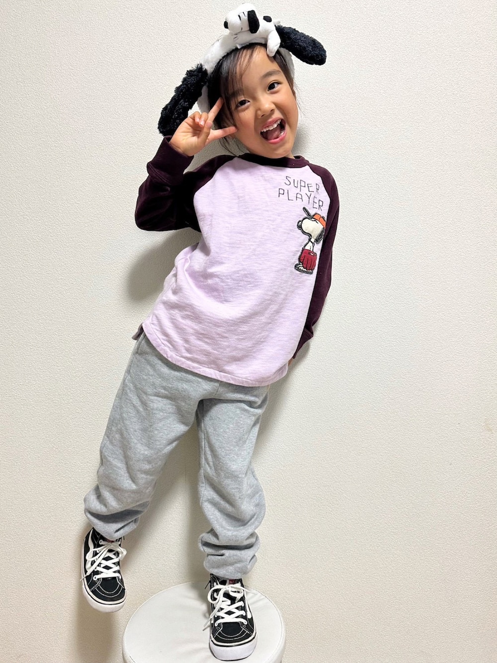 ピンク系のTシャツ/カットソー、グレー系のスウェットパンツ、ブラック系のスニーカーを着用したキッズの冬コーディネートの3枚目の写真