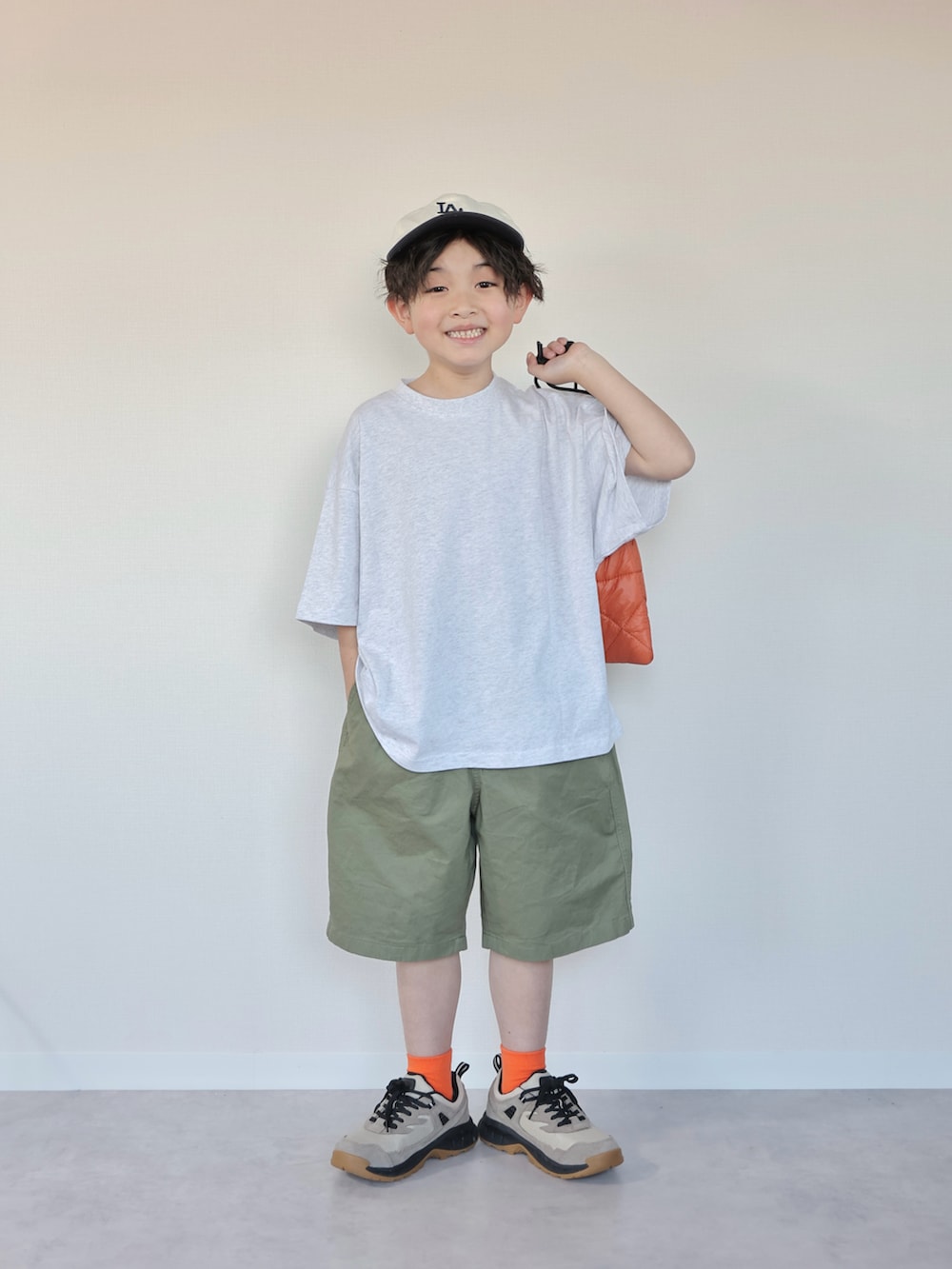 ブルー系のジャケット/アウター、グレー系のTシャツ/カットソー、グリーン系のパンツを着用したキッズの春コーディネートの5枚目の写真