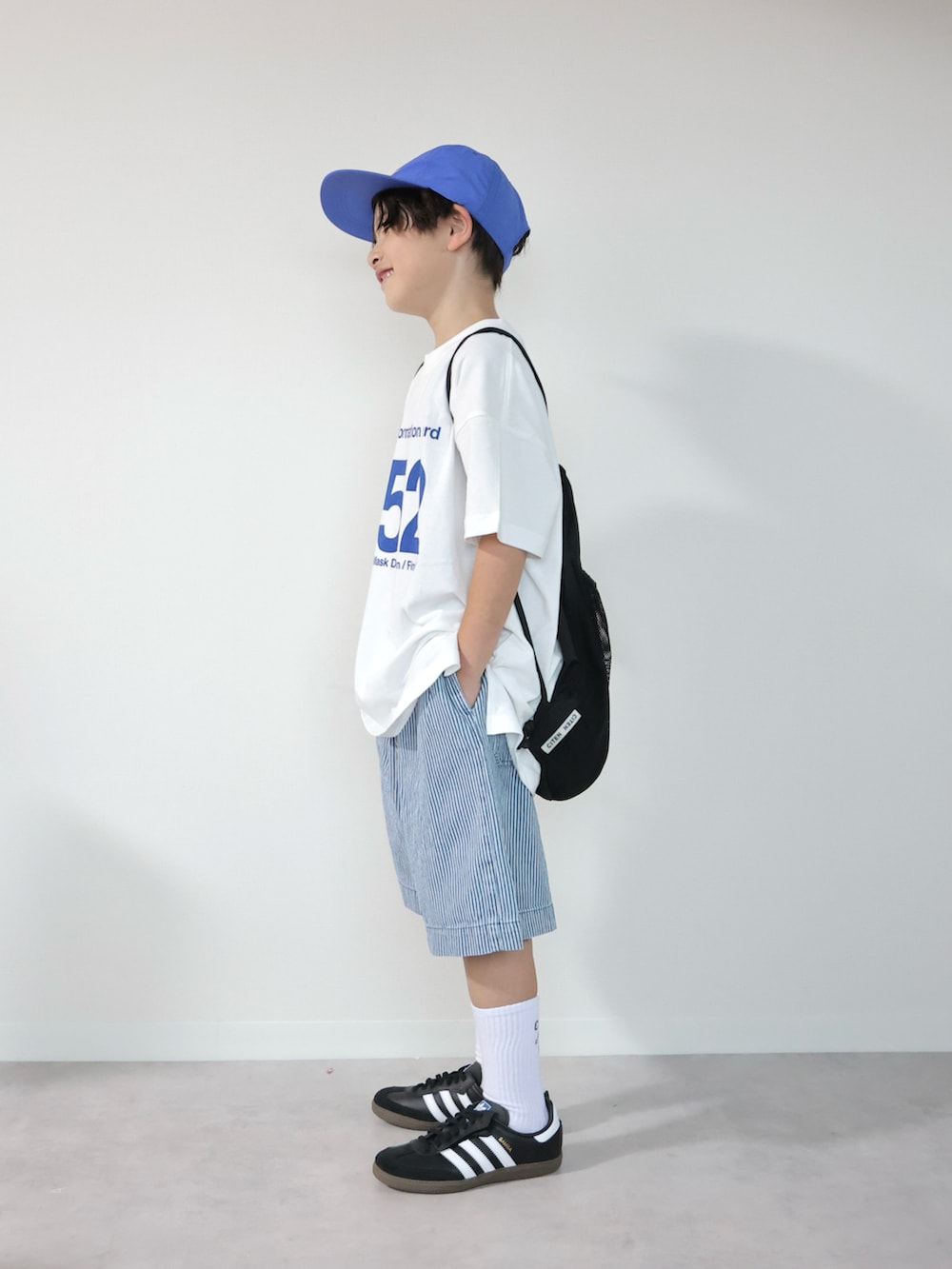 その他のデニムパンツ、ホワイト系のTシャツ/カットソー、ブラック系のスニーカーを着用したキッズの夏コーディネートの4枚目の写真