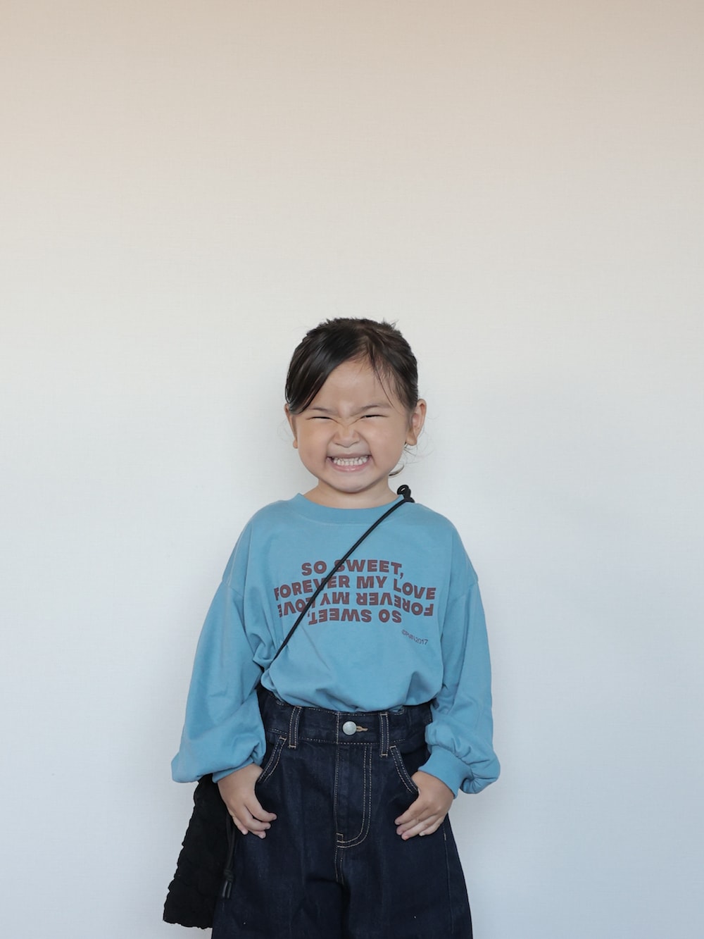 ブラック系のドレスシューズ、ブルー系のTシャツ/カットソー、ブラック系のショルダーバッグを着用したキッズの夏コーディネートの5枚目の写真