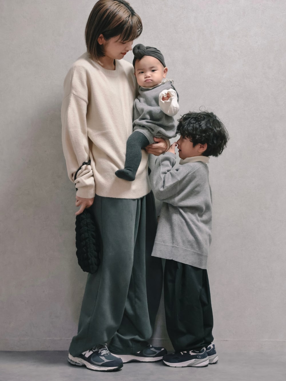 ブルー系のその他アウター、ホワイト系のニット/セーター、ブラック系のショルダーバッグを着用したキッズの秋コーディネートの5枚目の写真