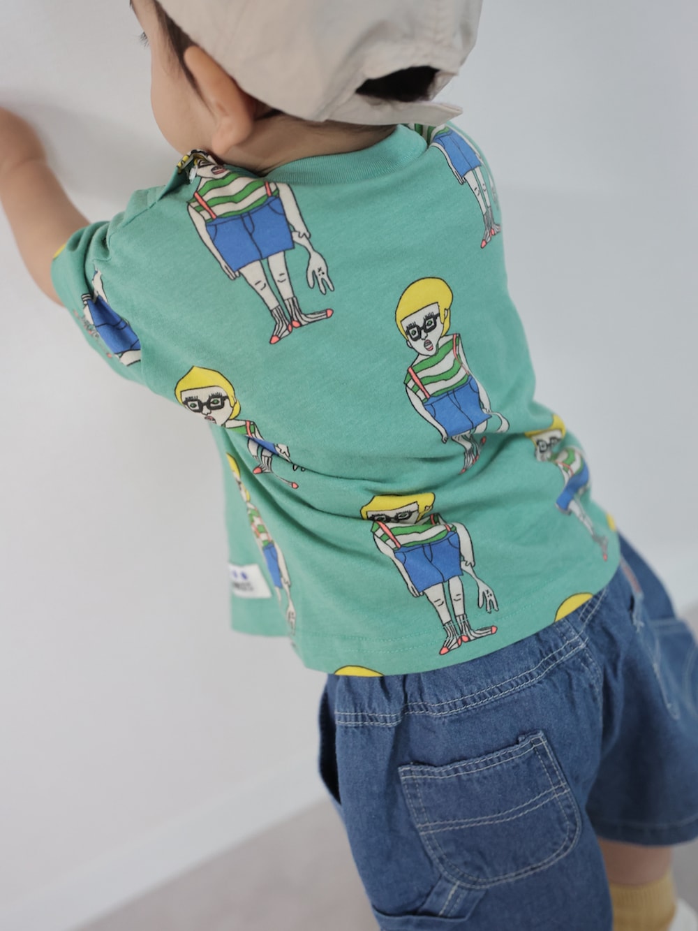 グリーン系のTシャツ/カットソー、ブルー系のその他パンツ、ベージュ系のスニーカーを着用したキッズの夏コーディネートの3枚目の写真