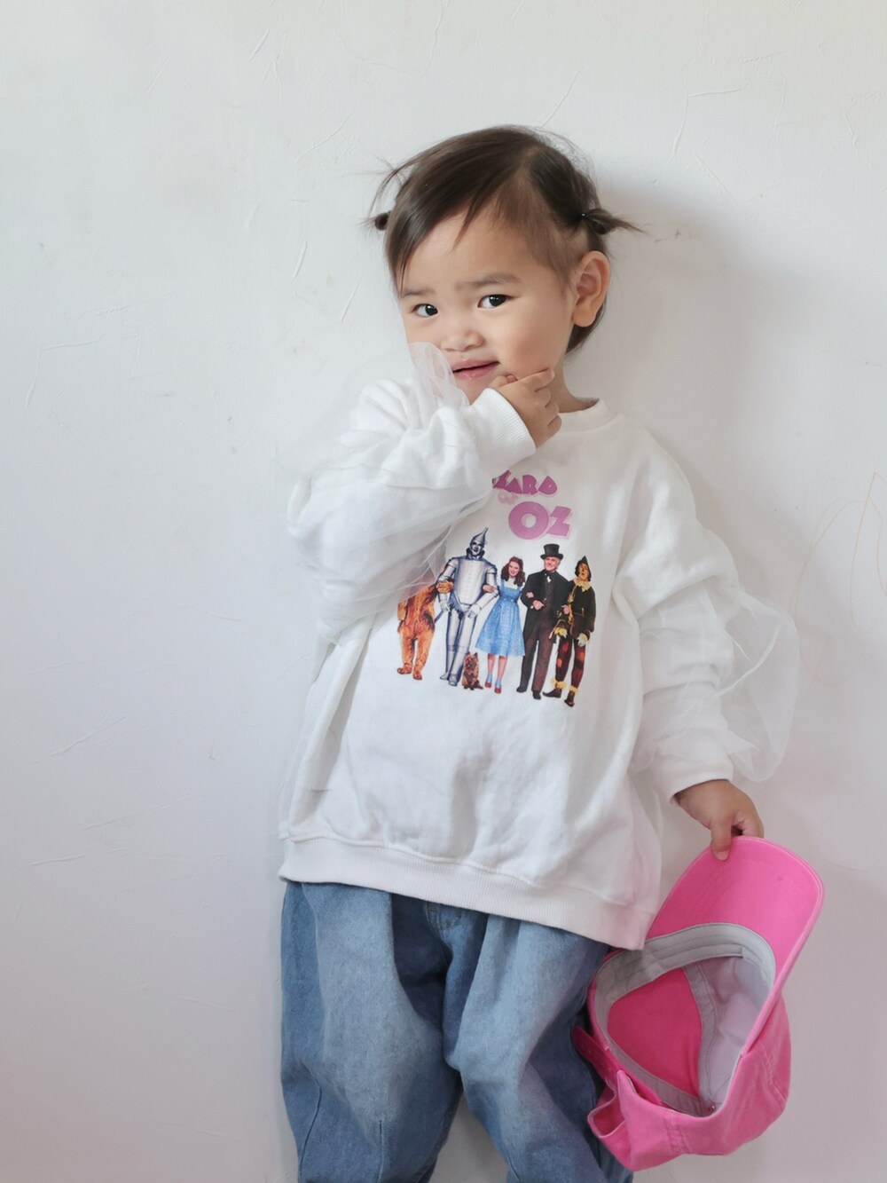 ホワイト系のスウェット、ブルー系のその他パンツ、ブラック系のスニーカーを着用したキッズの冬コーディネートの3枚目の写真