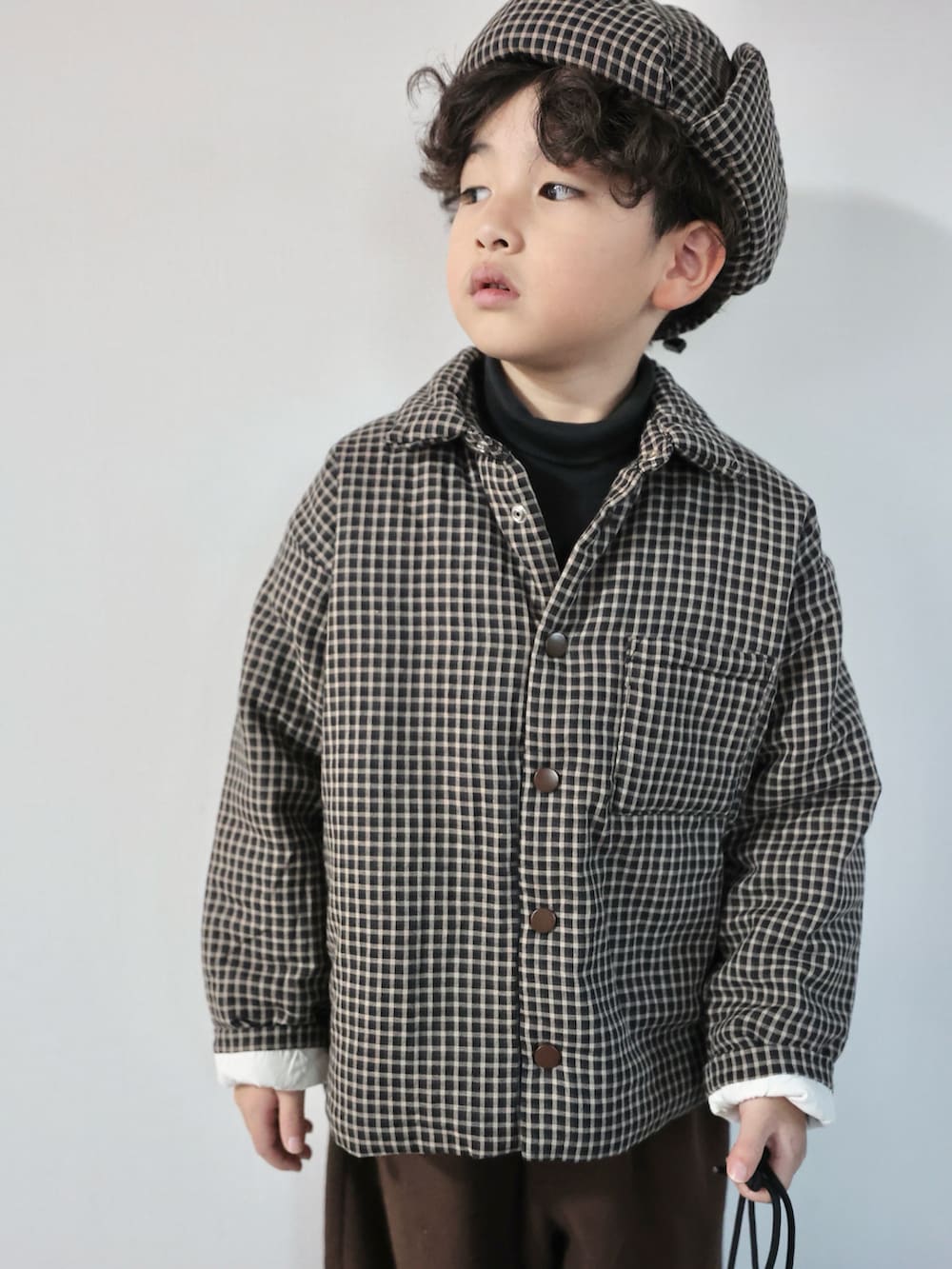 ブラック系のその他アウター、ブラック系のTシャツ/カットソー、ブラウン系のその他パンツを着用したキッズの秋コーディネートの4枚目の写真