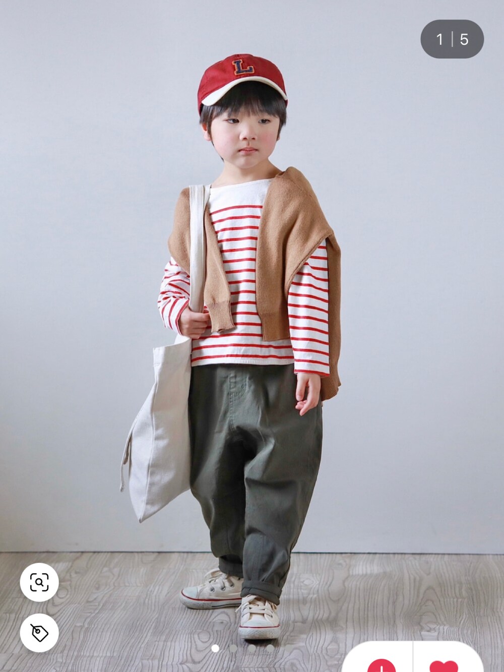 グリーン系のニット/セーター、グリーン系のカーゴパンツ、ブラウン系のカーディガン/ボレロを着用したキッズの春コーディネートの2枚目の写真