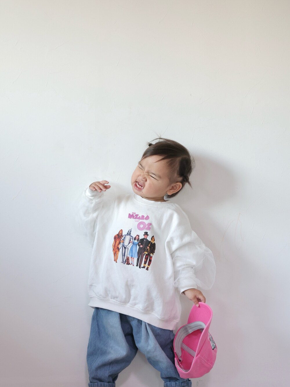 ホワイト系のスウェット、ブルー系のその他パンツ、ブラック系のスニーカーを着用したキッズの冬コーディネートの5枚目の写真