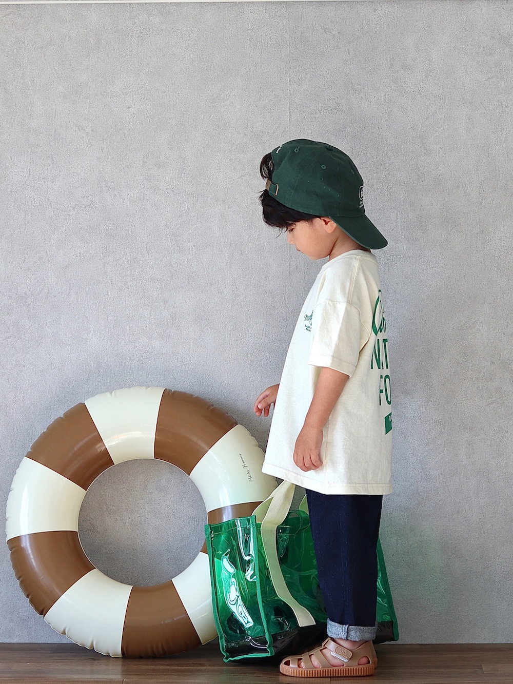 ホワイト系のTシャツ/カットソー、ブルー系のデニムパンツ、ベージュ系のサンダルを着用したキッズの夏コーディネートの2枚目の写真