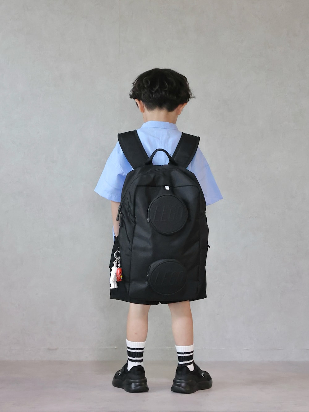 ブルー系のシャツ/ブラウス、ブラック系のその他パンツ、ブラック系のスニーカーを着用したキッズの夏コーディネートの4枚目の写真