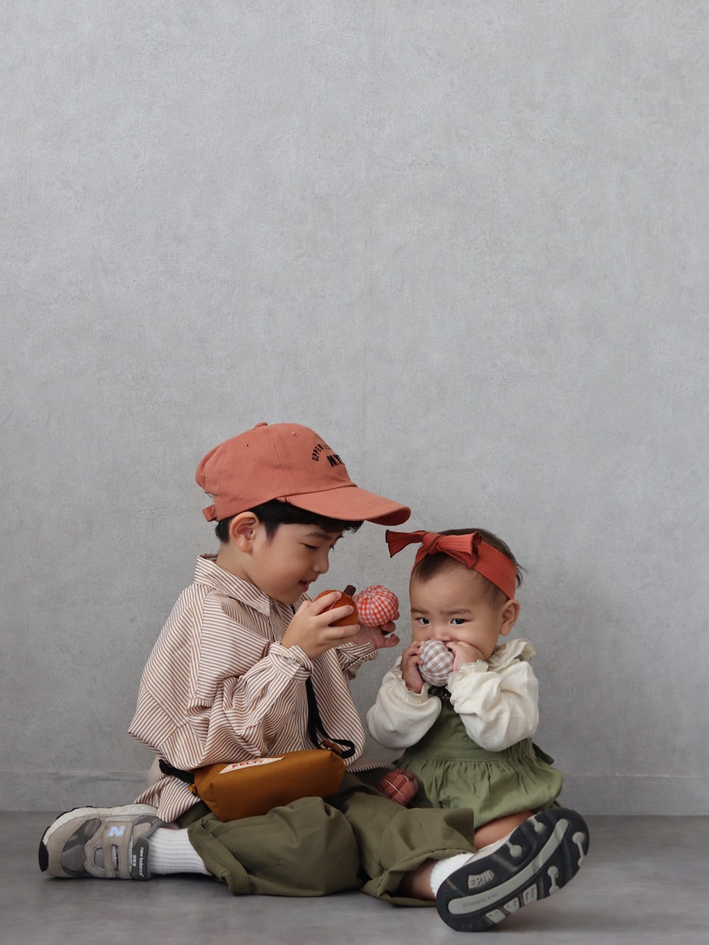 イエロー系のシャツ/ブラウス、グリーン系のカーゴパンツ、グレー系のシューズを着用したキッズの秋コーディネートの3枚目の写真